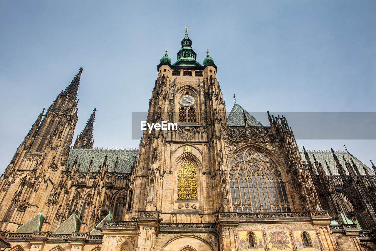 The metropolitan cathedral of saints vitus, wenceslaus and adalbert