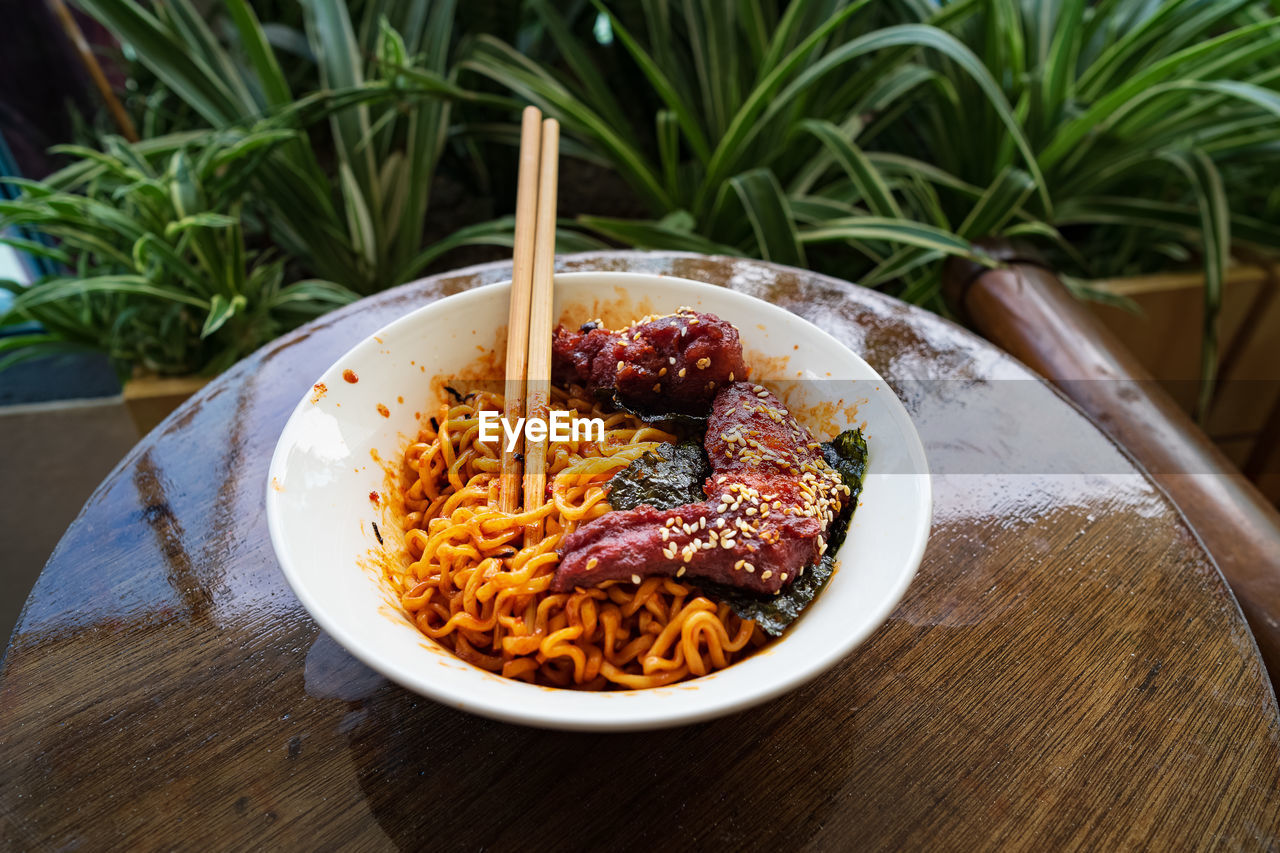 HIGH ANGLE VIEW OF MEAL SERVED IN BOWL