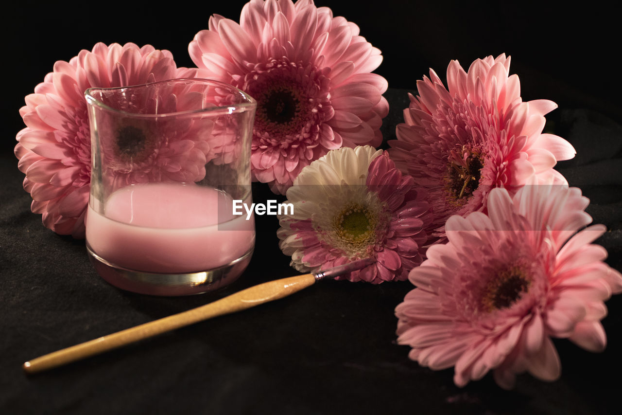 CLOSE-UP OF PINK ROSES ON TABLE