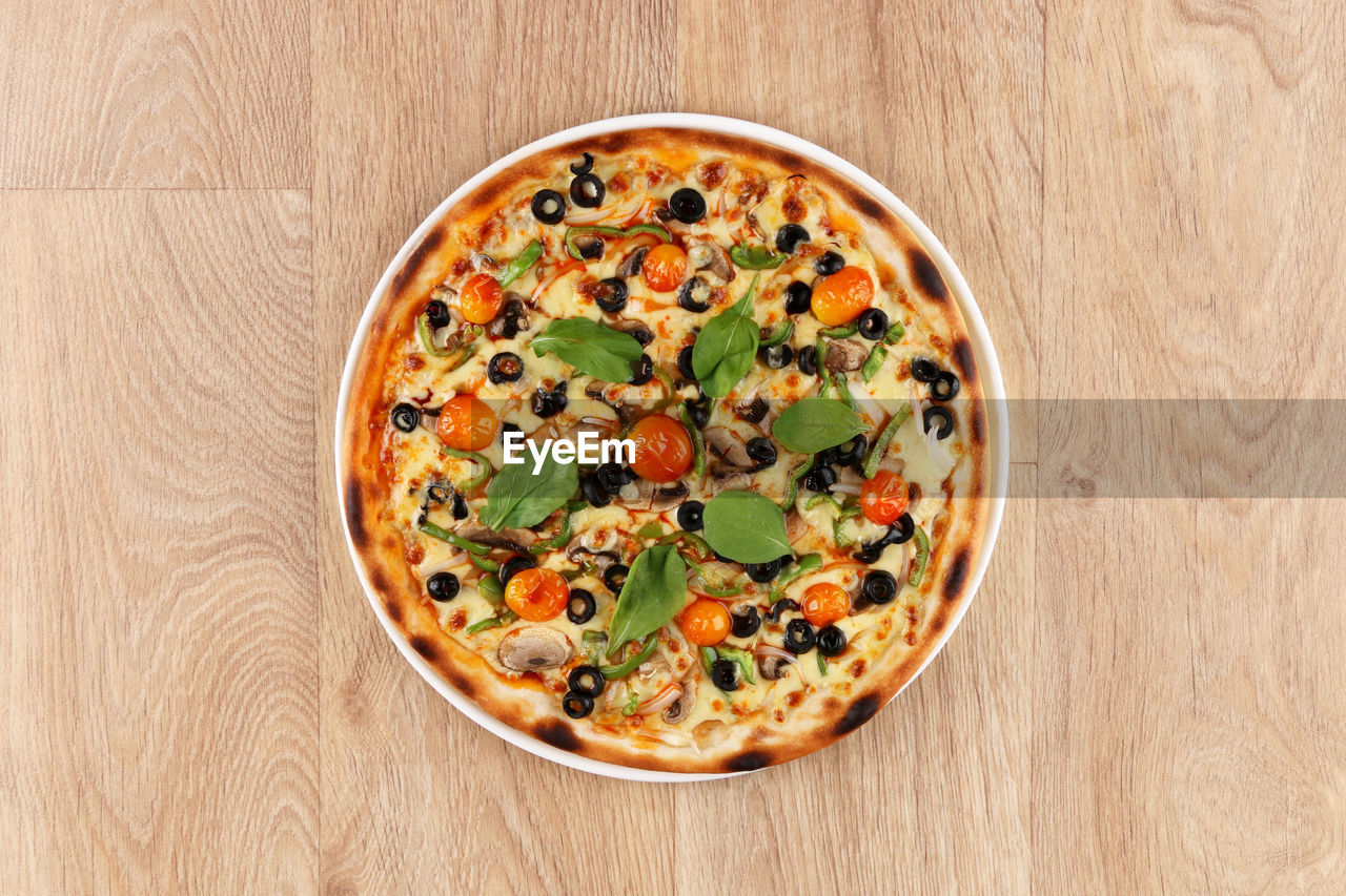 HIGH ANGLE VIEW OF PIZZA