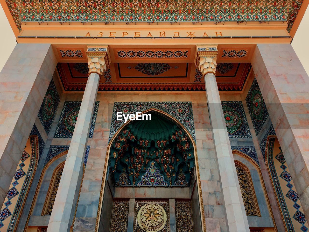 LOW ANGLE VIEW OF ORNATE CEILING IN TEMPLE