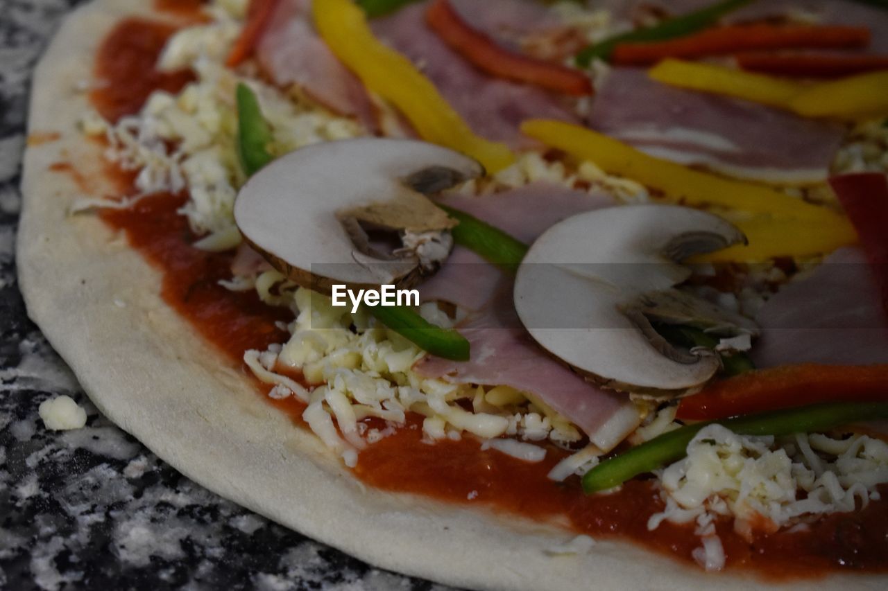 CLOSE-UP OF PIZZA ON TABLE