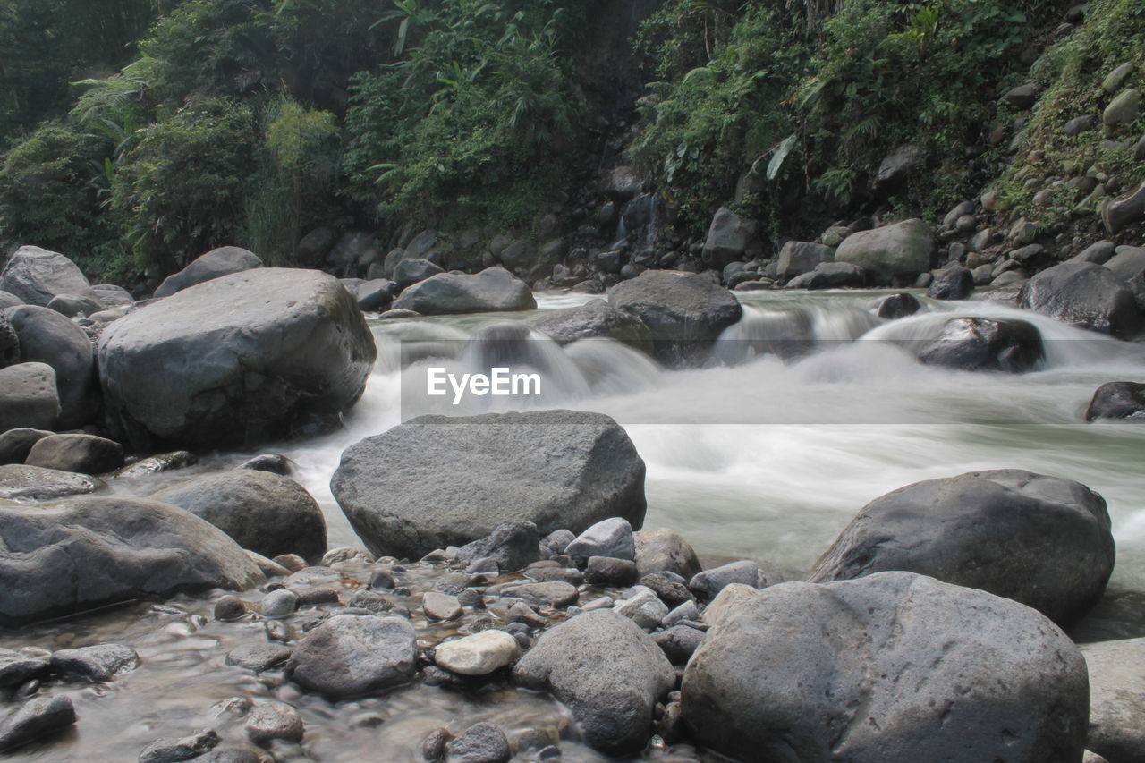 SCENIC VIEW OF STREAM FLOWING THROUGH ROCKS