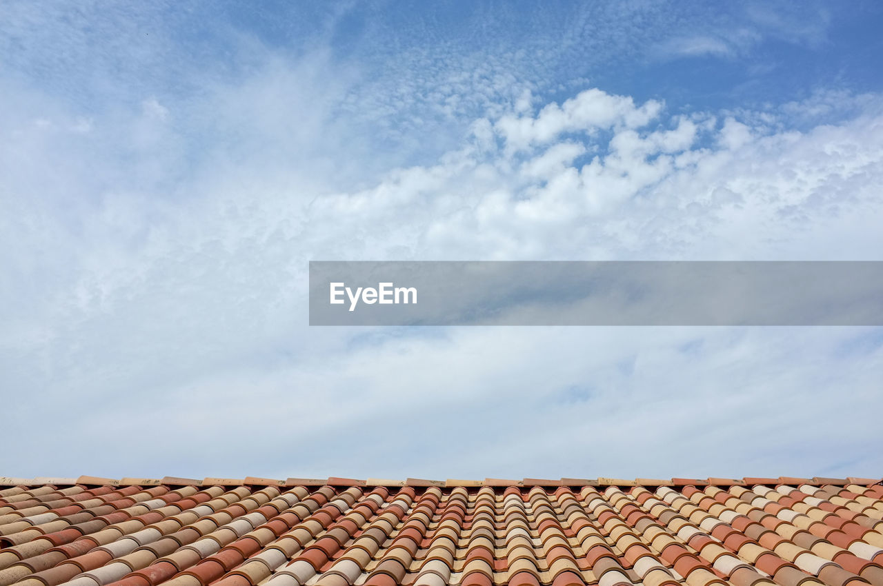 LOW ANGLE VIEW OF ROOF OF BUILDING AGAINST SKY