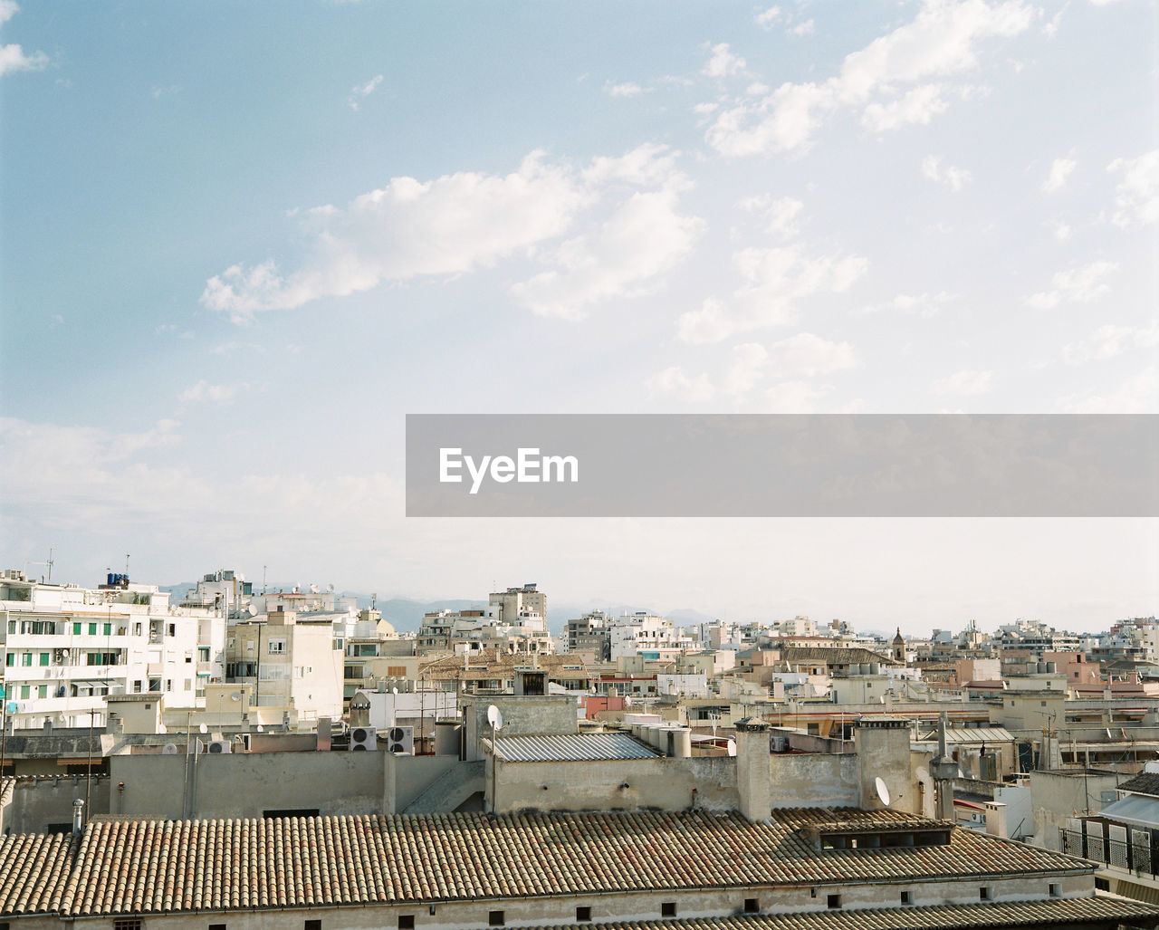 HIGH ANGLE VIEW OF TOWNSCAPE AGAINST SKY IN CITY