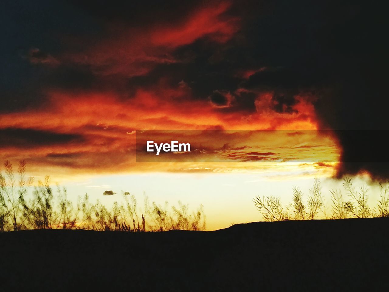 SCENIC VIEW OF DRAMATIC SKY OVER SILHOUETTE LANDSCAPE