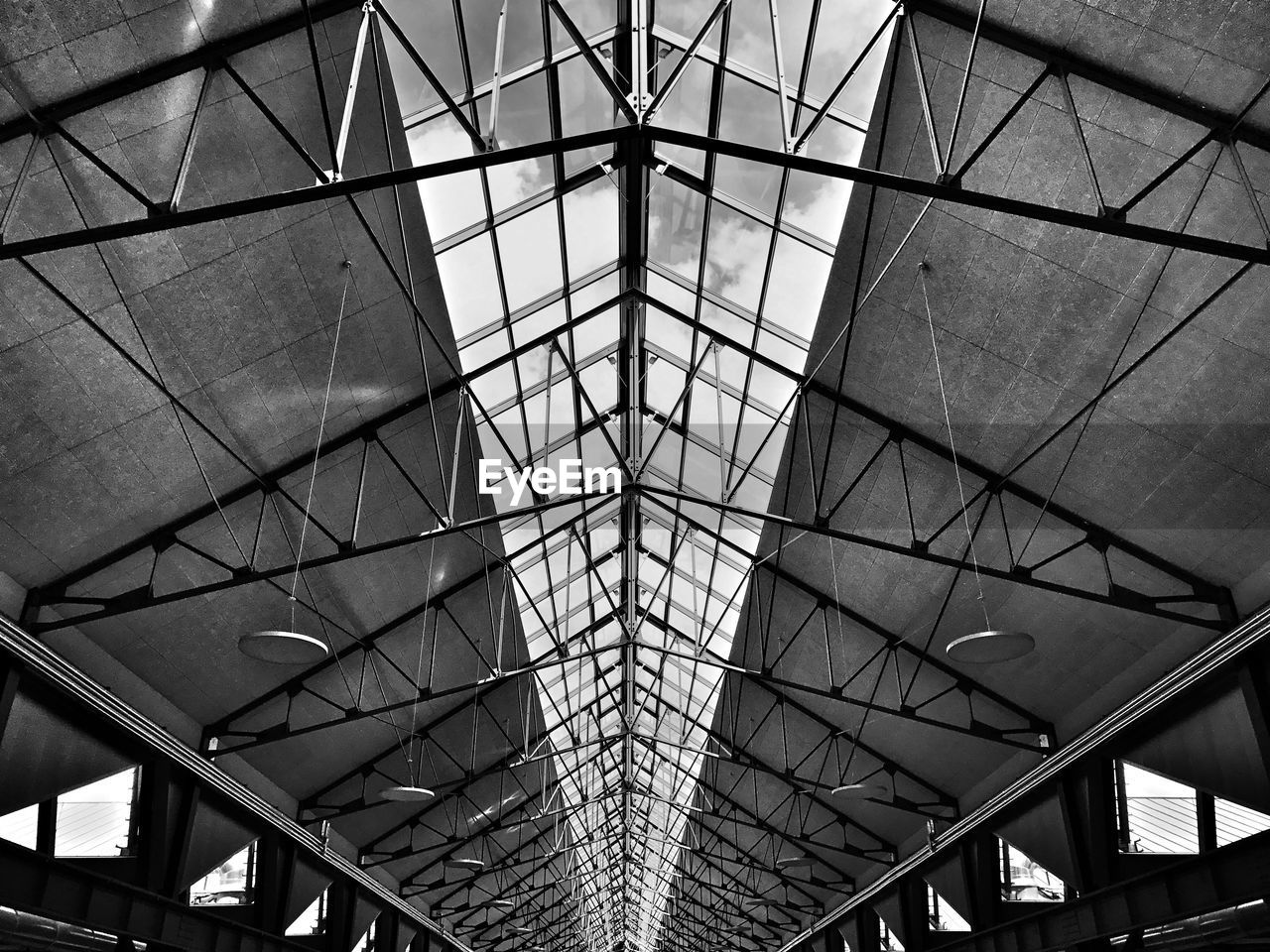 LOW ANGLE VIEW OF ARCHITECTURAL CEILING