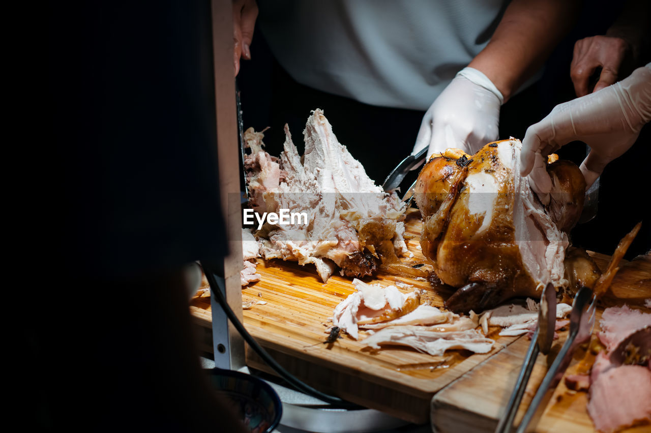 CROPPED IMAGE OF PERSON PREPARING FOOD