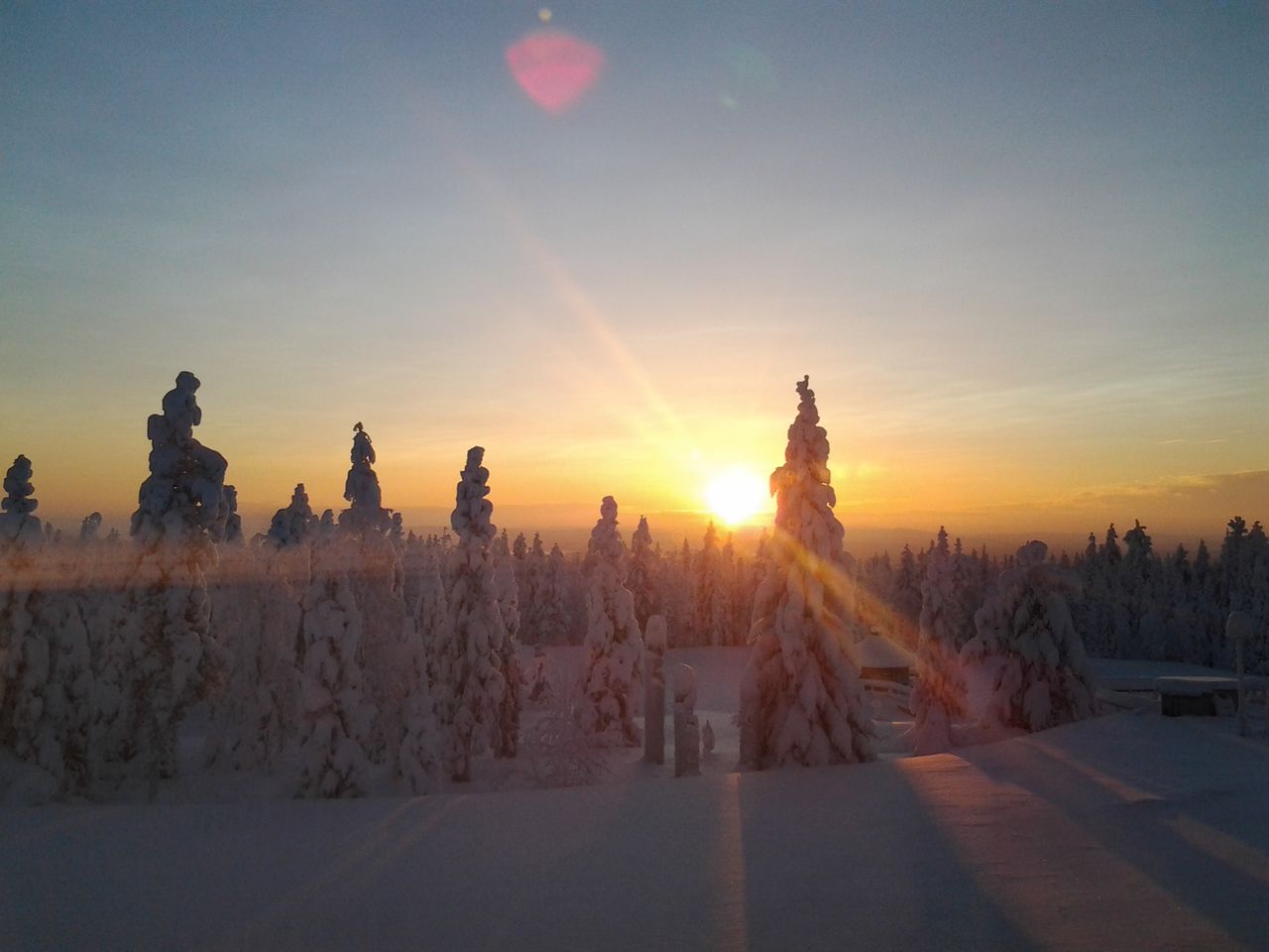 PANORAMIC VIEW OF SNOW COVERED LANDSCAPE AGAINST SKY