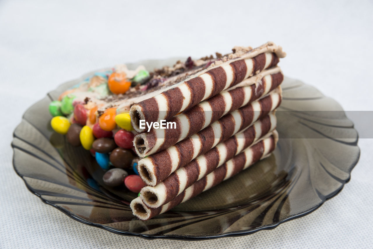 CLOSE-UP OF CHOCOLATE CAKE