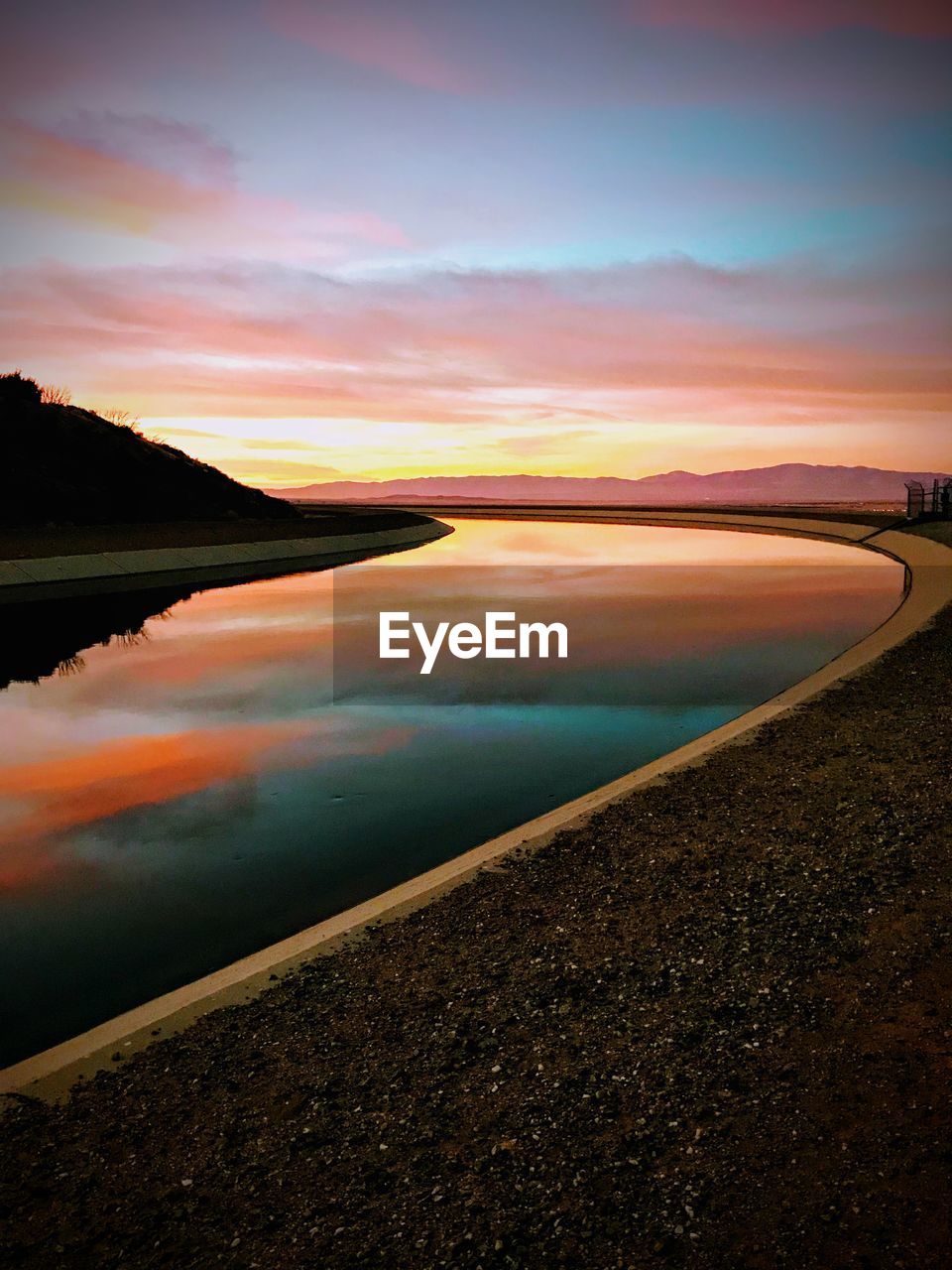 SCENIC VIEW OF DRAMATIC SKY OVER LAKE DURING SUNSET