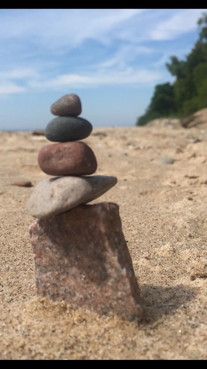 SURFACE LEVEL OF PEBBLES ON BEACH