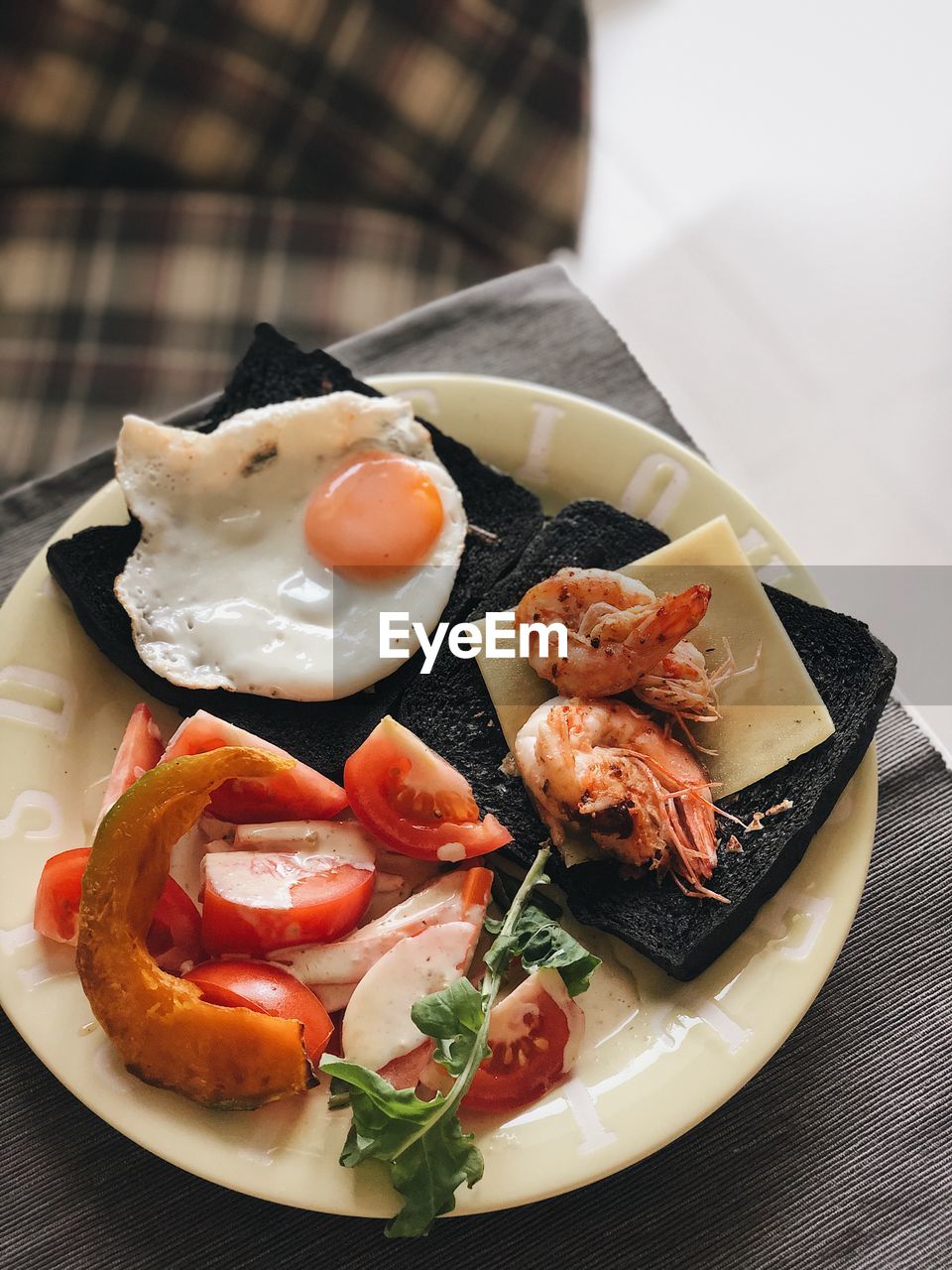 HIGH ANGLE VIEW OF BREAKFAST SERVED ON PLATE