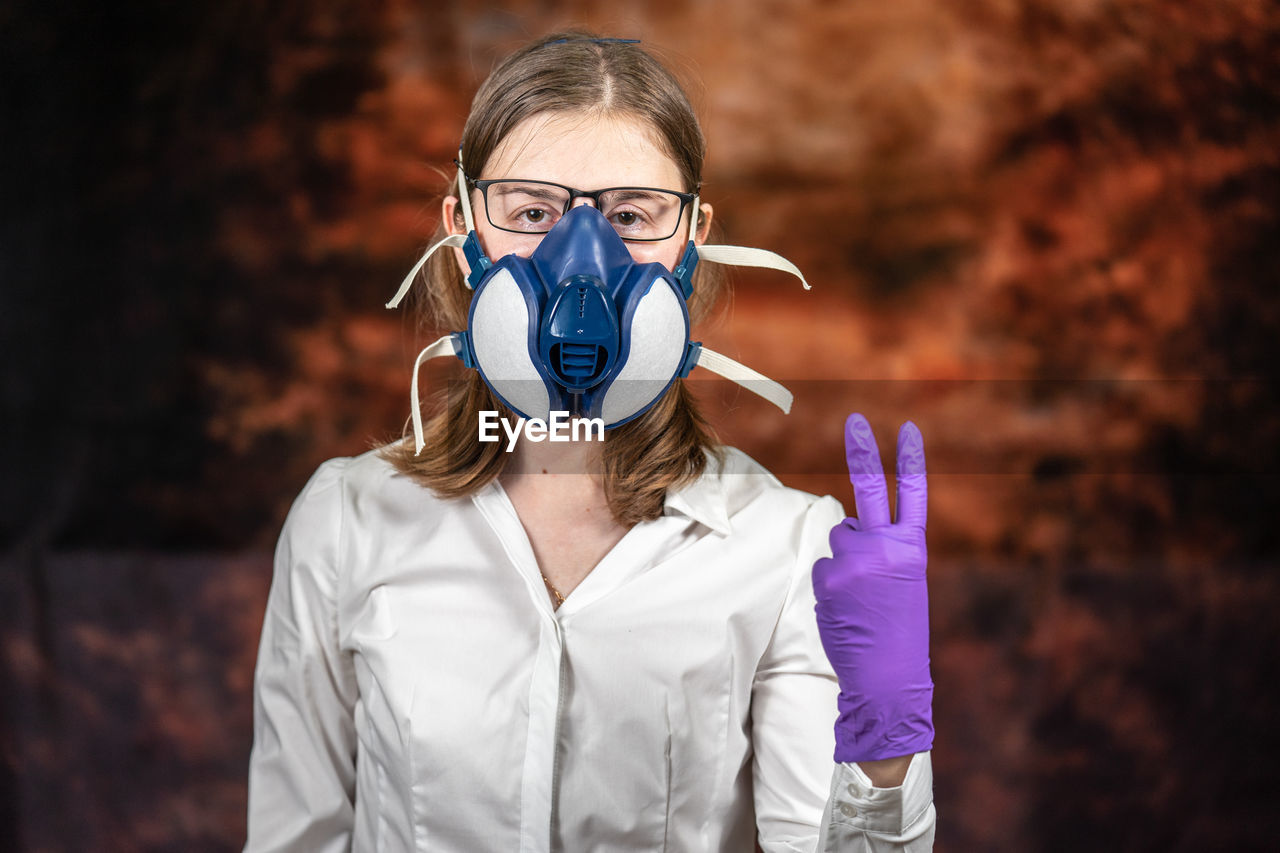 PORTRAIT OF YOUNG WOMAN WEARING EYEGLASSES