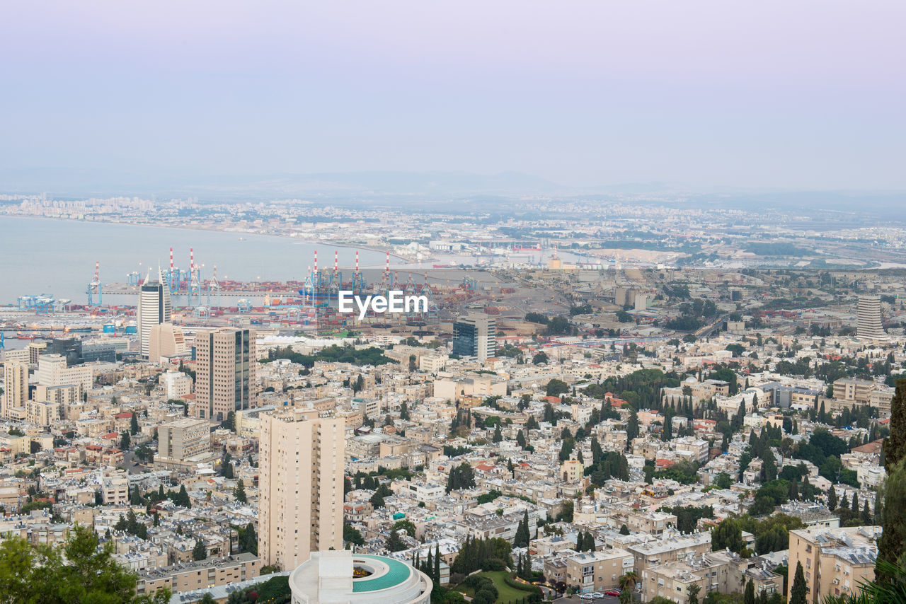 HIGH ANGLE VIEW OF BUILDINGS AGAINST SKY