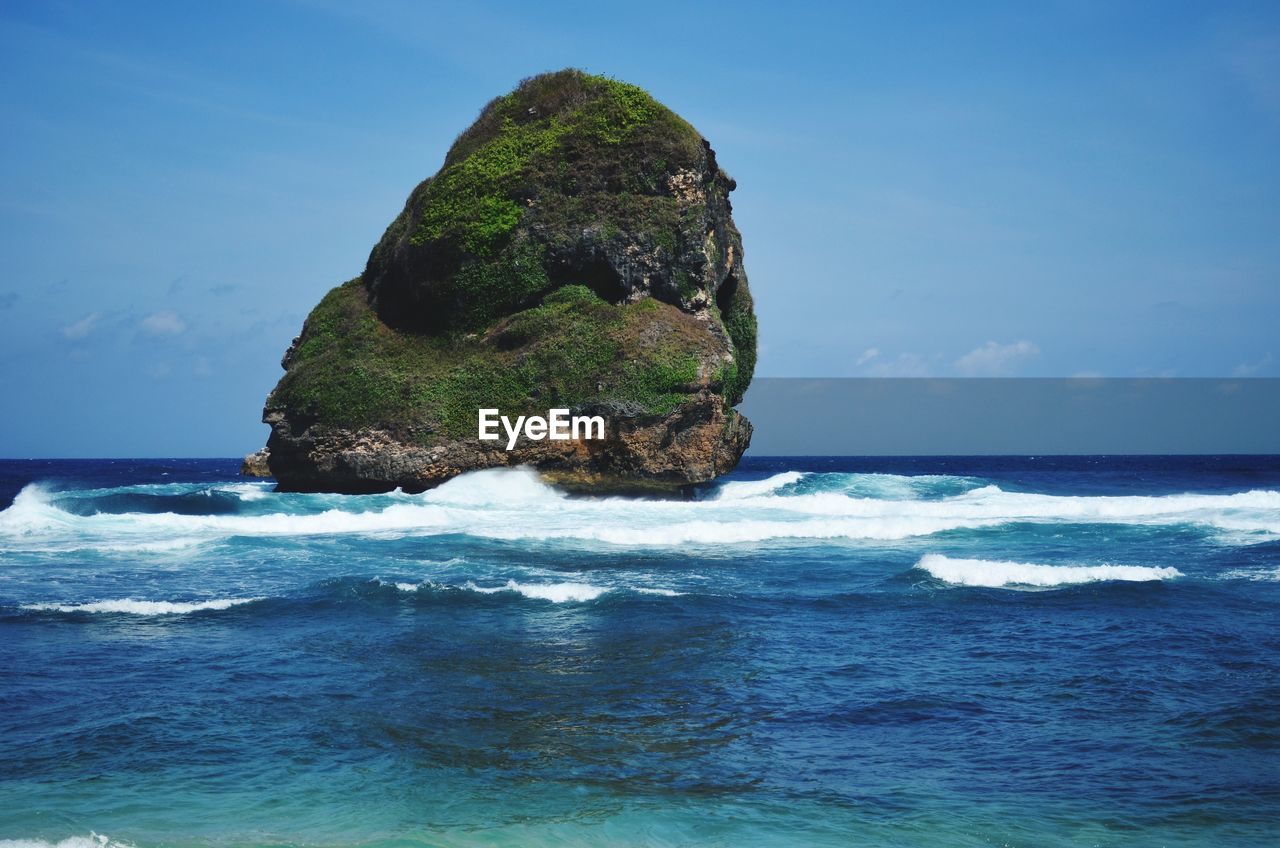 SCENIC VIEW OF SEA AGAINST ROCKS