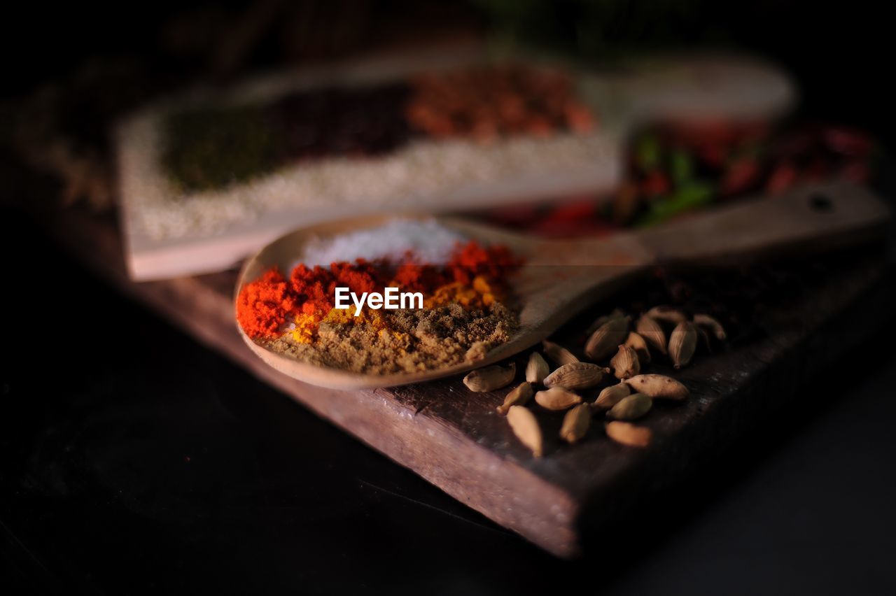 CLOSE-UP OF FRESH VEGETABLES IN PLATE ON TABLE