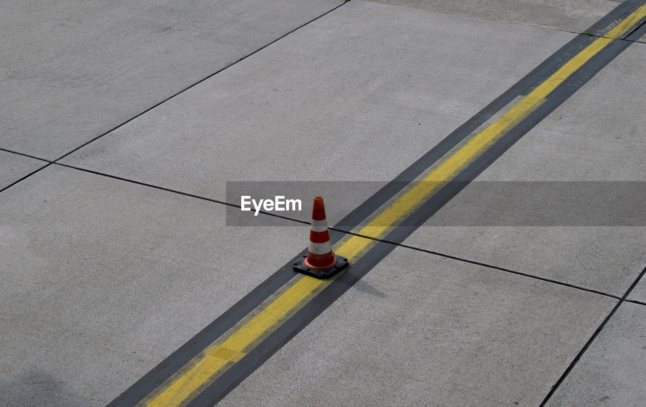 HIGH ANGLE VIEW OF MAN ON CAR