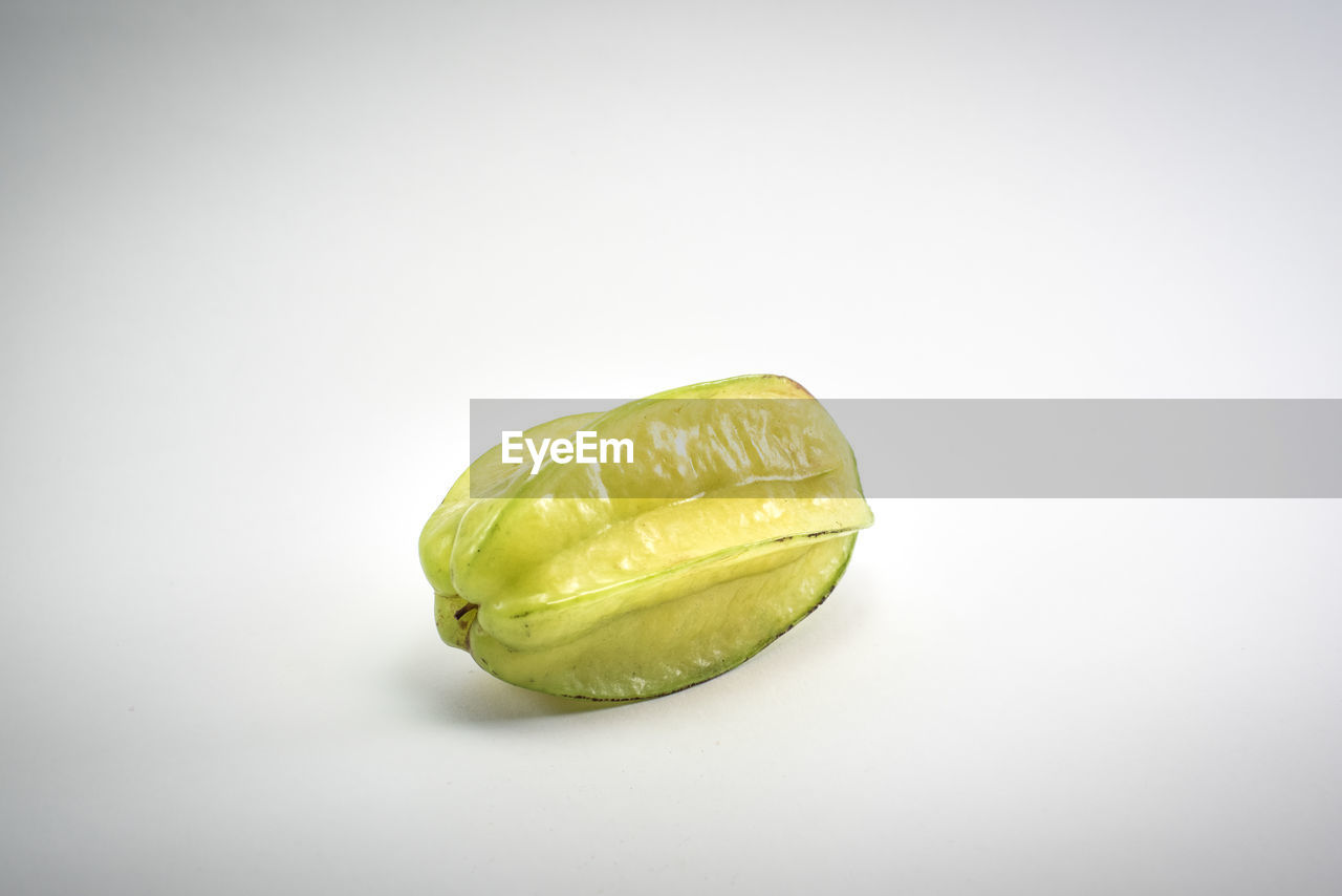 HIGH ANGLE VIEW OF GREEN LEAF AGAINST WHITE BACKGROUND