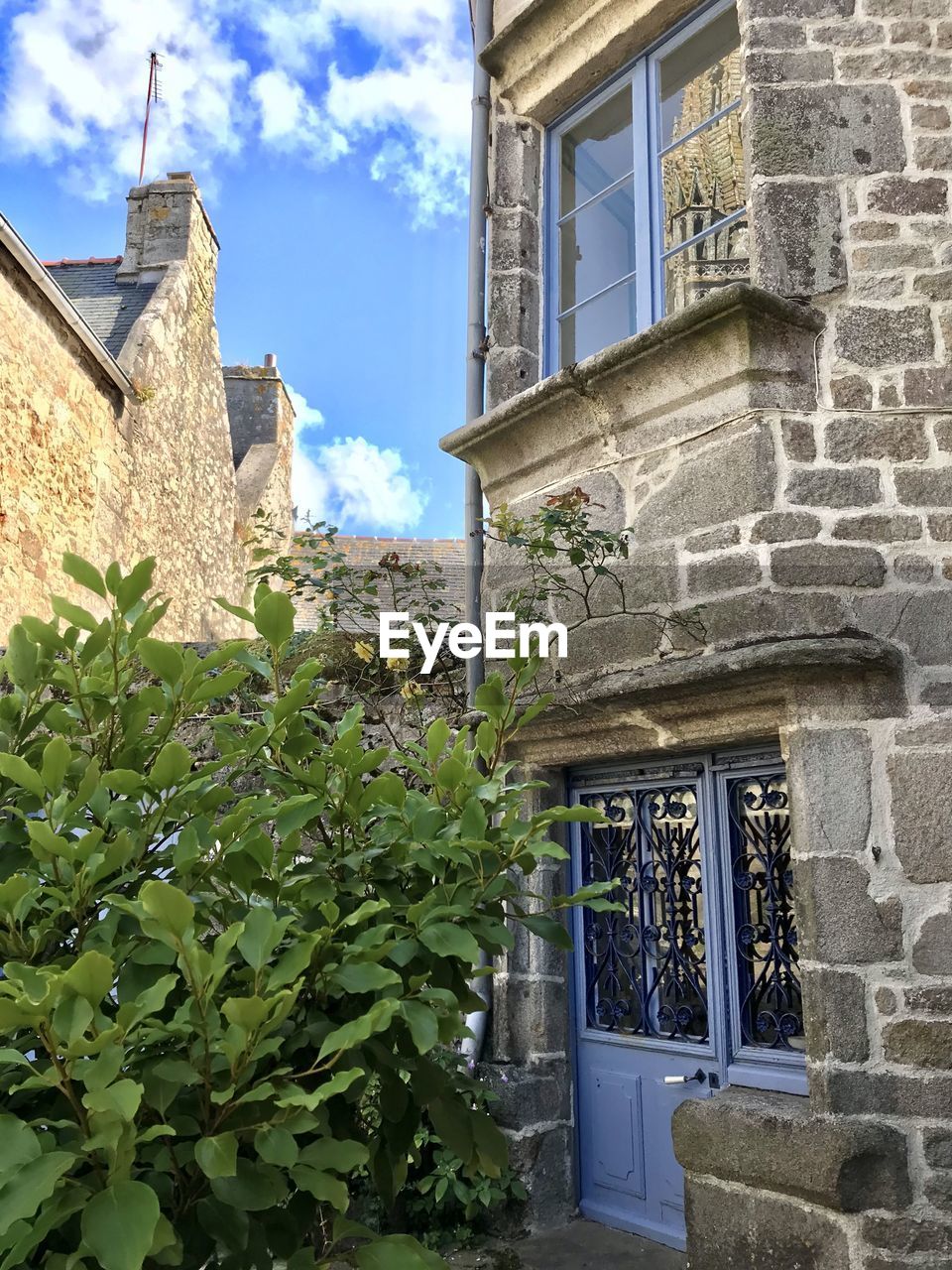 LOW ANGLE VIEW OF HOUSE AGAINST BUILDING