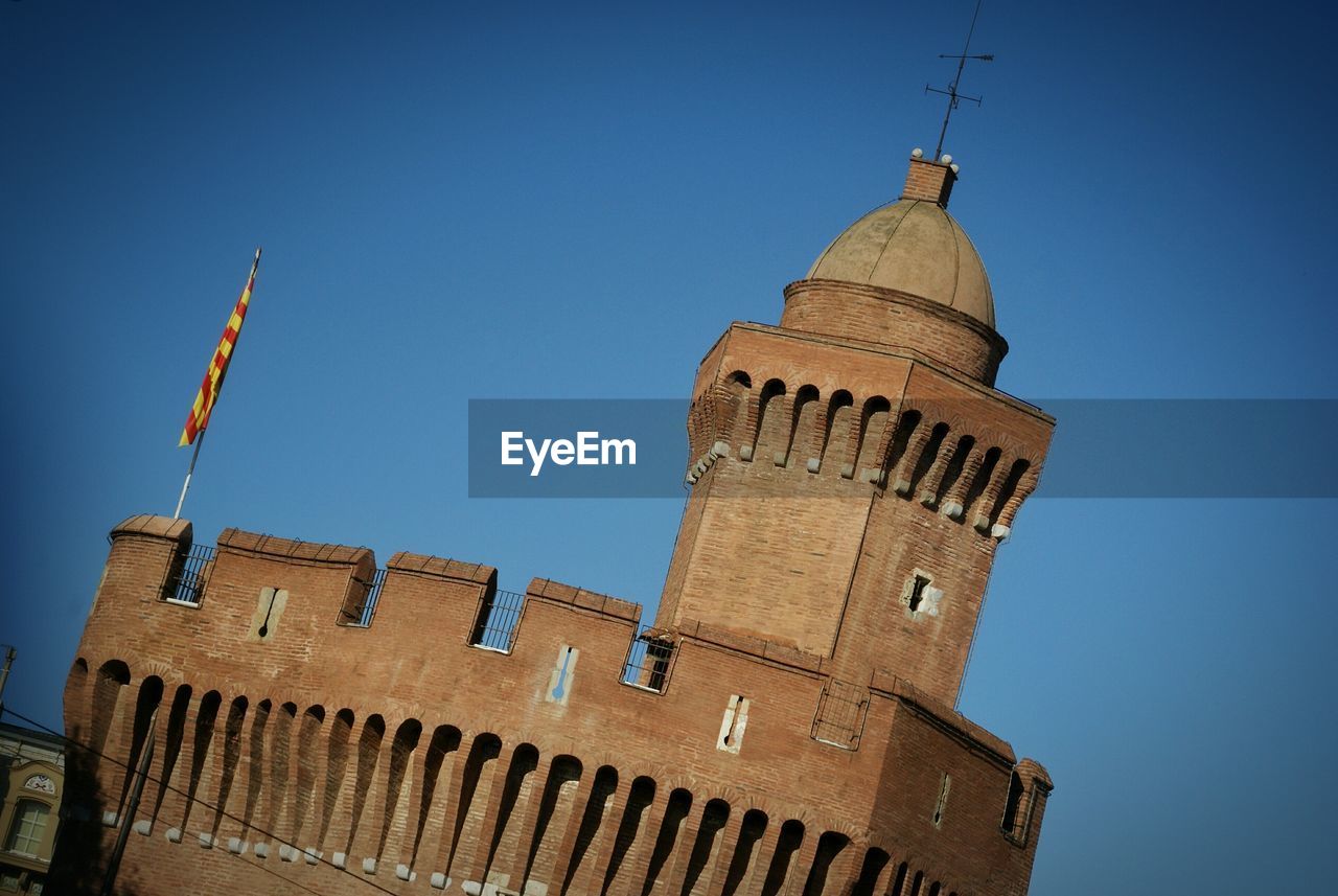 LOW ANGLE VIEW OF TOWER AGAINST CLEAR SKY