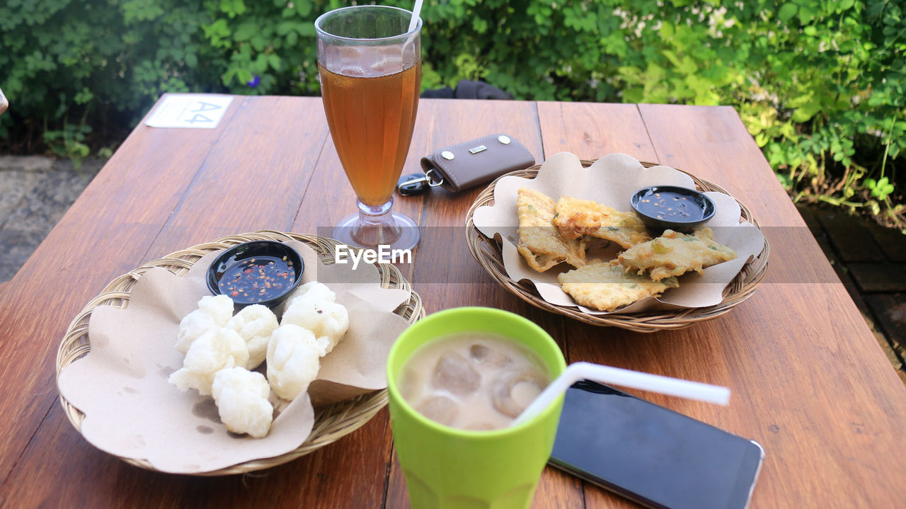 HIGH ANGLE VIEW OF BREAKFAST SERVED IN TRAY