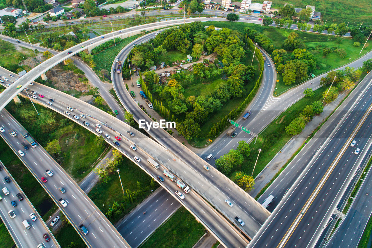 HIGH ANGLE VIEW OF VEHICLES ON HIGHWAY