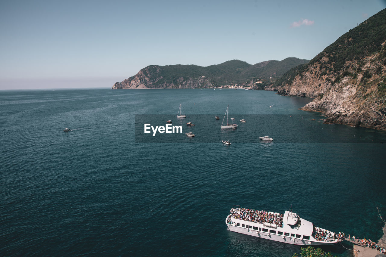 HIGH ANGLE VIEW OF SEA AND MOUNTAINS AGAINST SKY