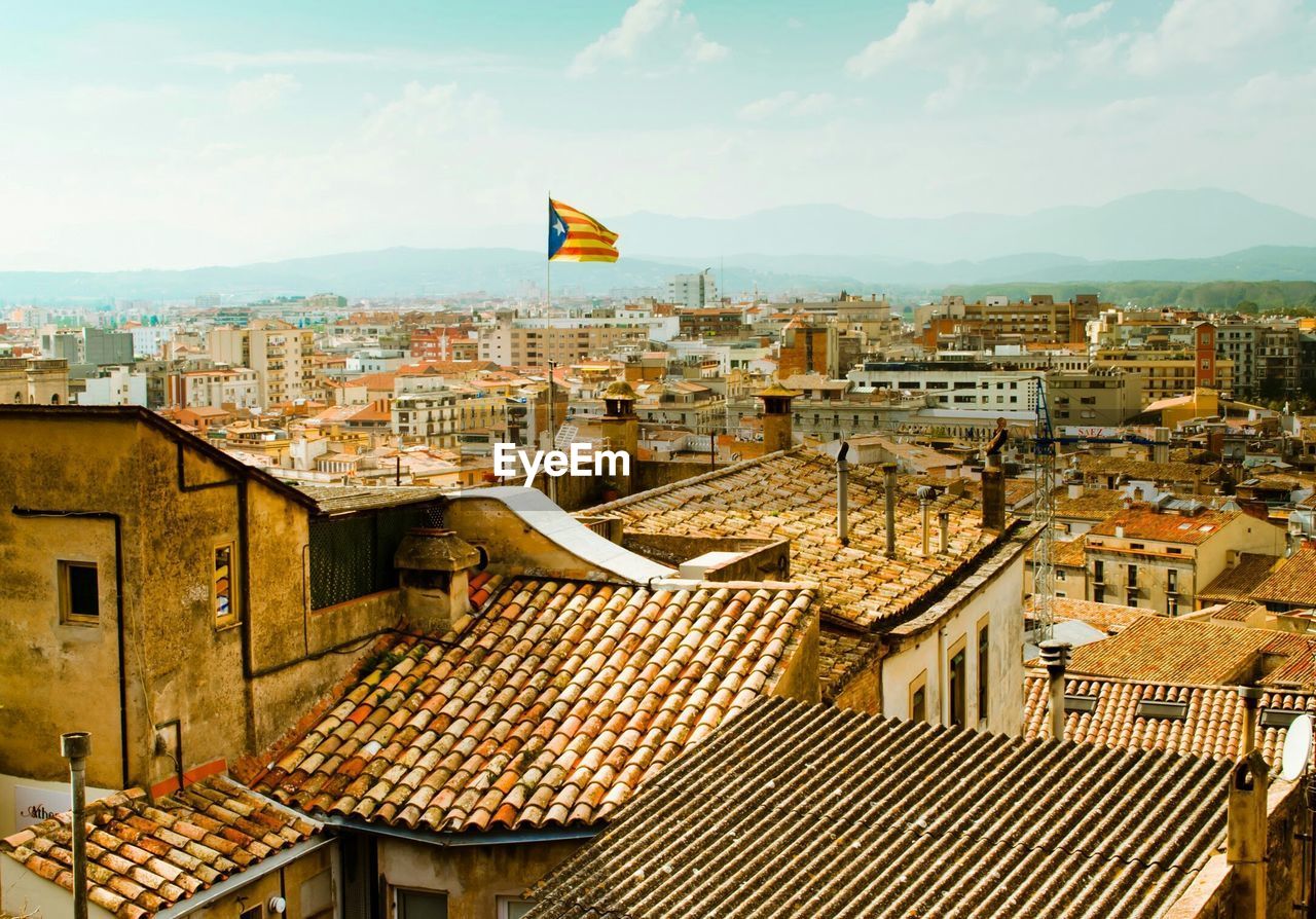 HIGH ANGLE VIEW OF BUILDINGS AGAINST SKY