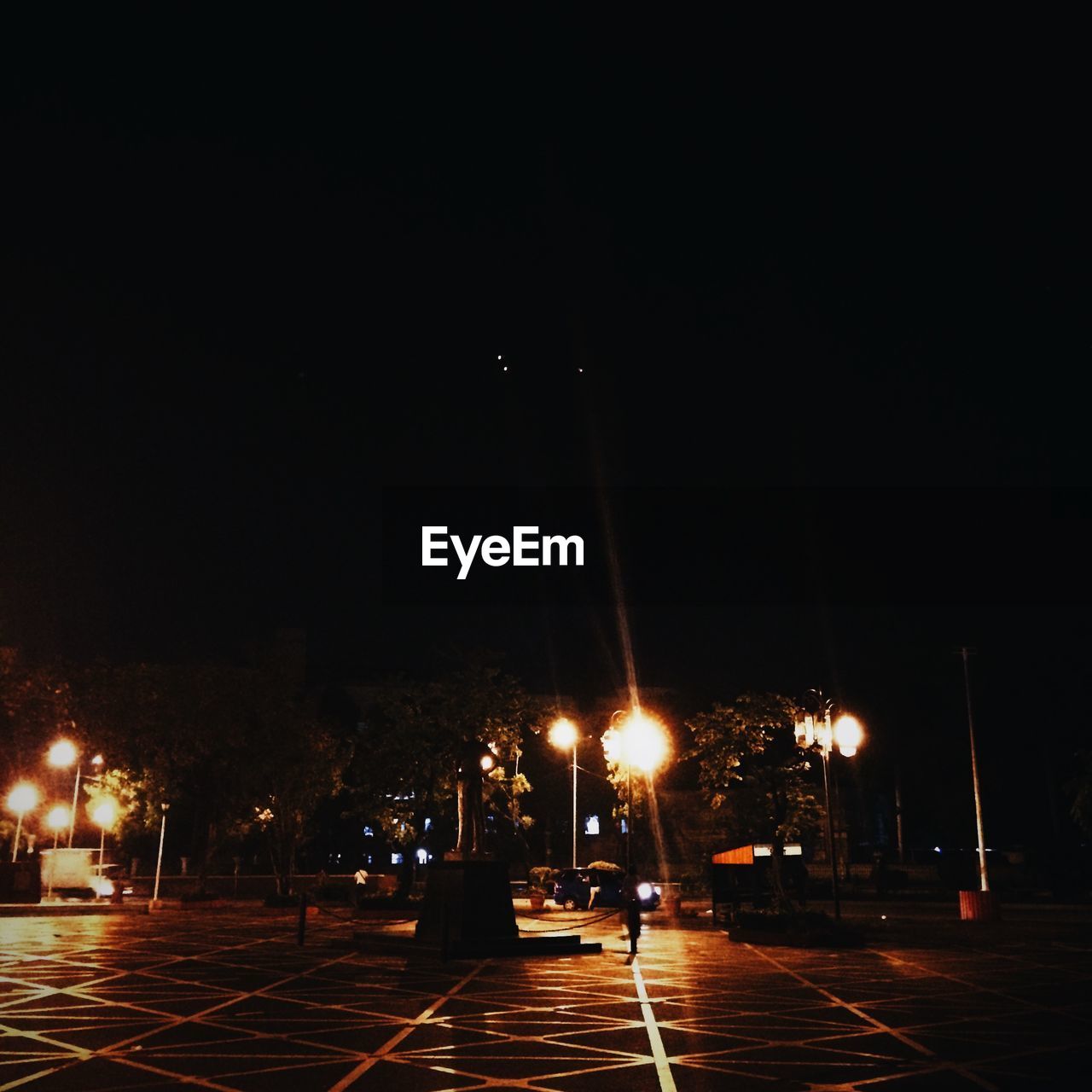 NIGHT VIEW OF ILLUMINATED STREET LIGHT IN CITY