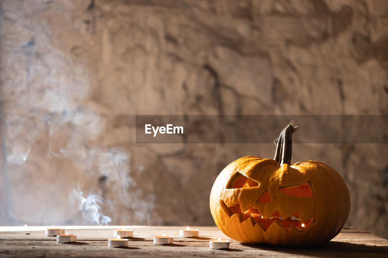 CLOSE-UP OF PUMPKINS ON TABLE