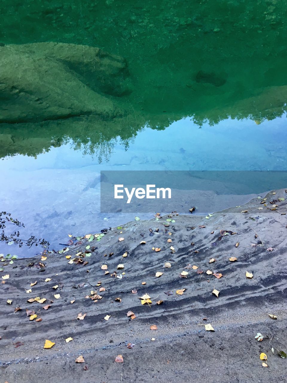 HIGH ANGLE VIEW OF ROCKS ON SHORE