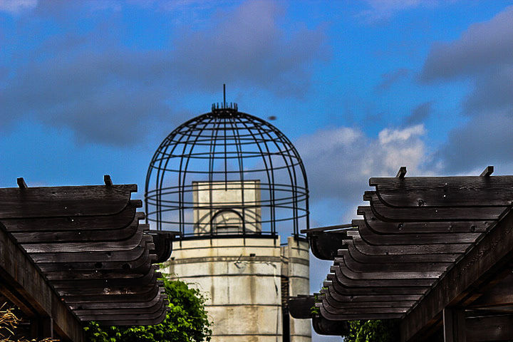 LOW ANGLE VIEW OF BUILT STRUCTURE AGAINST SKY