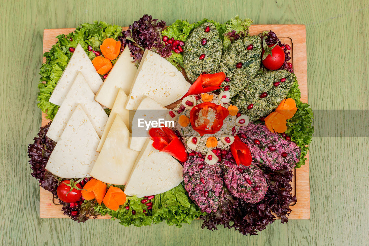 HIGH ANGLE VIEW OF BERRIES ON TABLE