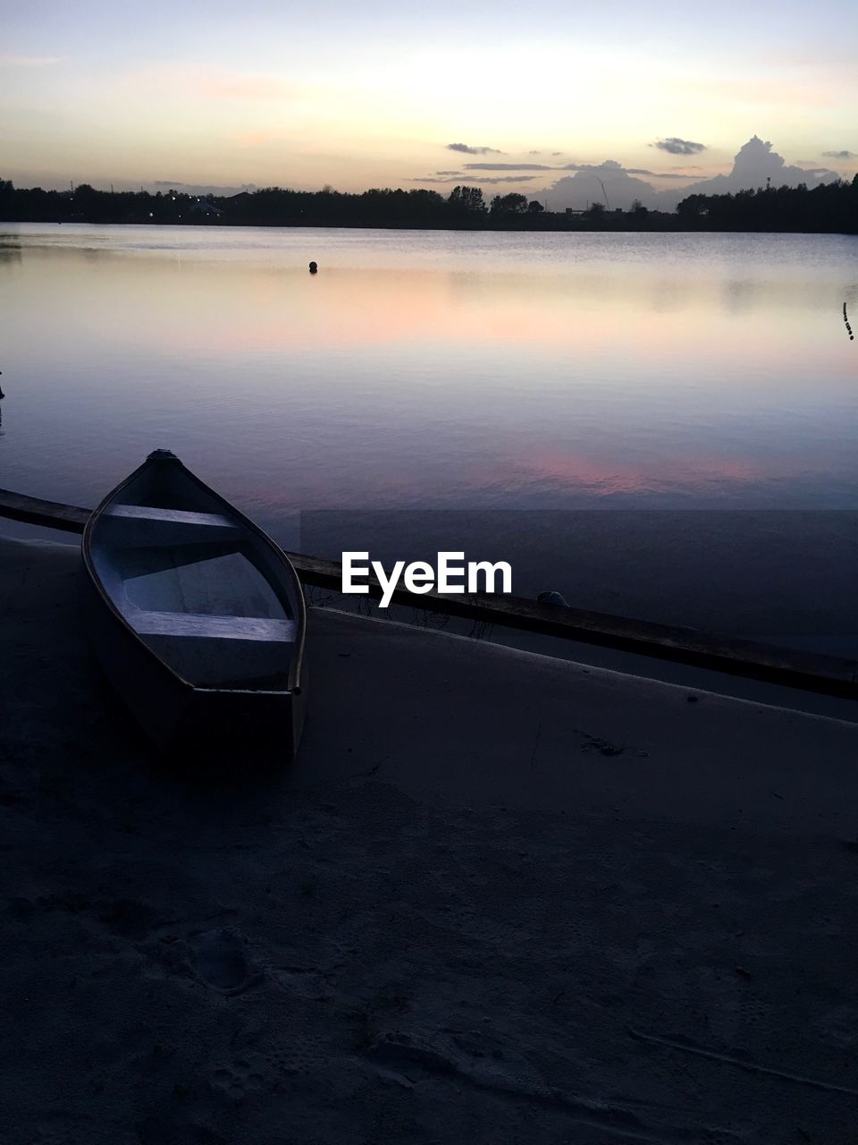 BOAT IN SEA AGAINST SKY DURING SUNSET