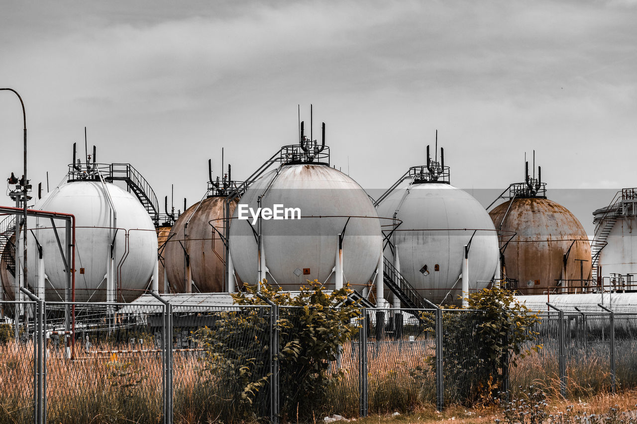 Natural gas storage tanks in sphere shape