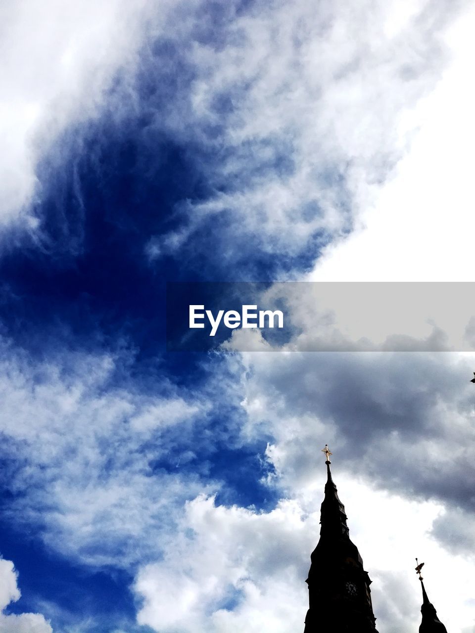 LOW ANGLE VIEW OF HISTORIC BUILDING AGAINST CLOUDY SKY