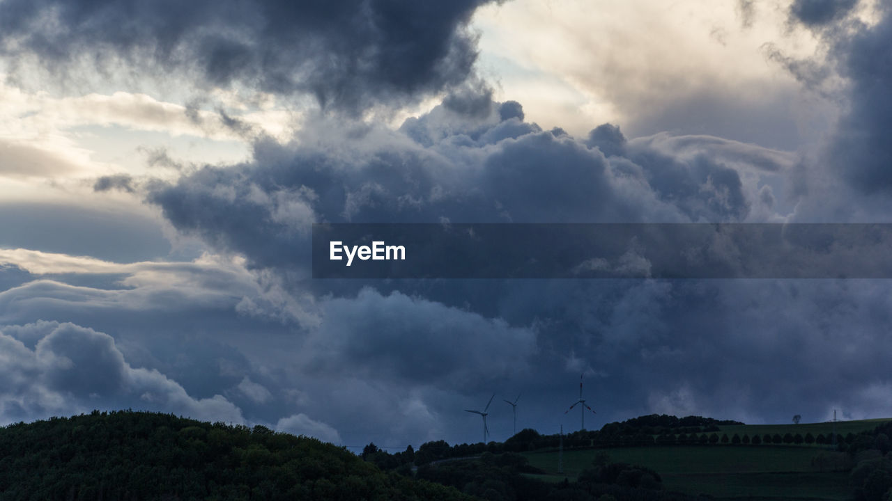 LOW ANGLE VIEW OF CLOUDY SKY OVER LAND