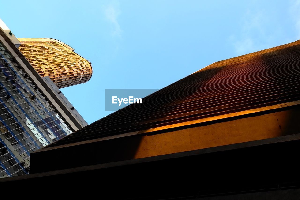 LOW ANGLE VIEW OF BUILDINGS AGAINST SKY