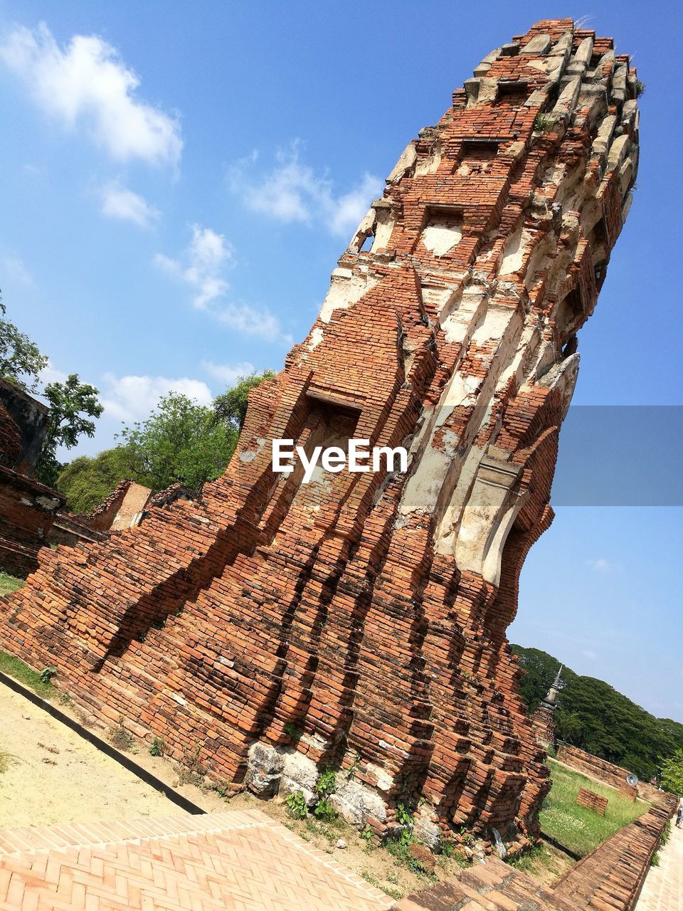 LOW ANGLE VIEW OF OLD RUINS