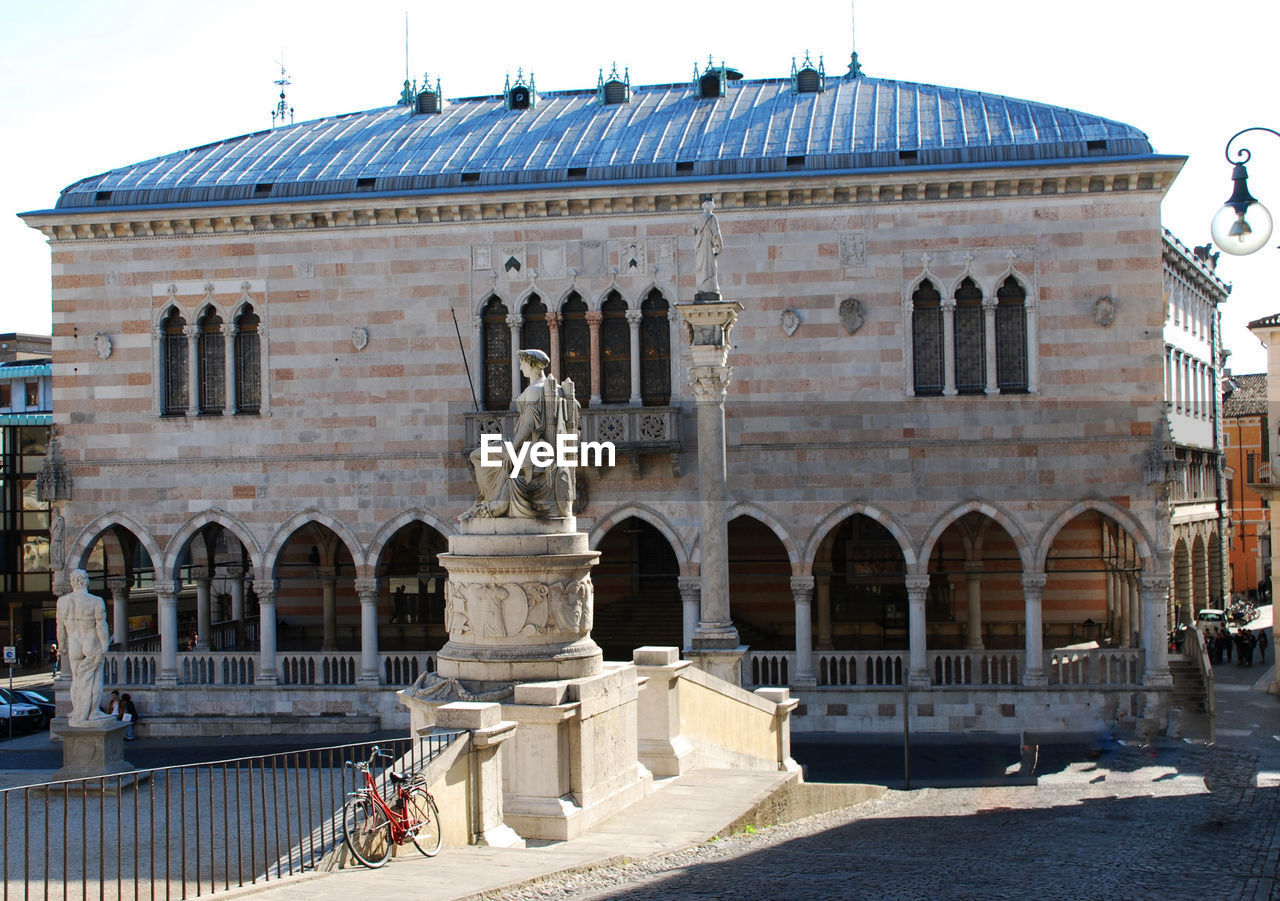 STATUE OF HISTORIC BUILDING