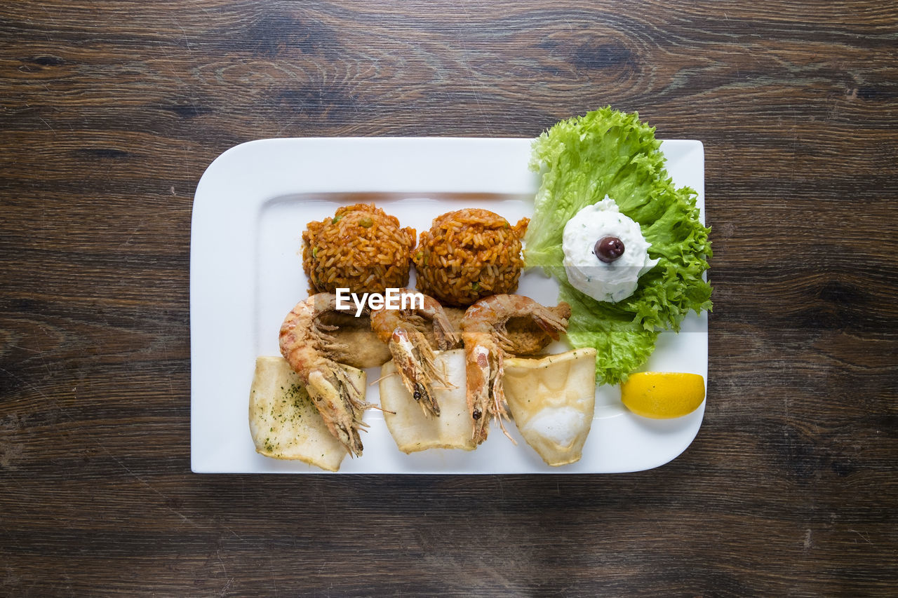 HIGH ANGLE VIEW OF FOOD IN PLATE