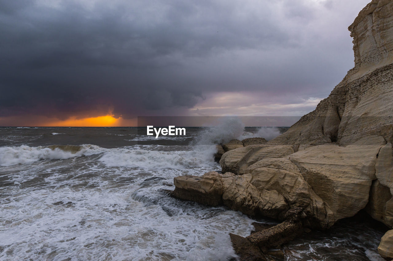 SCENIC VIEW OF SEA AGAINST SKY AT SUNSET