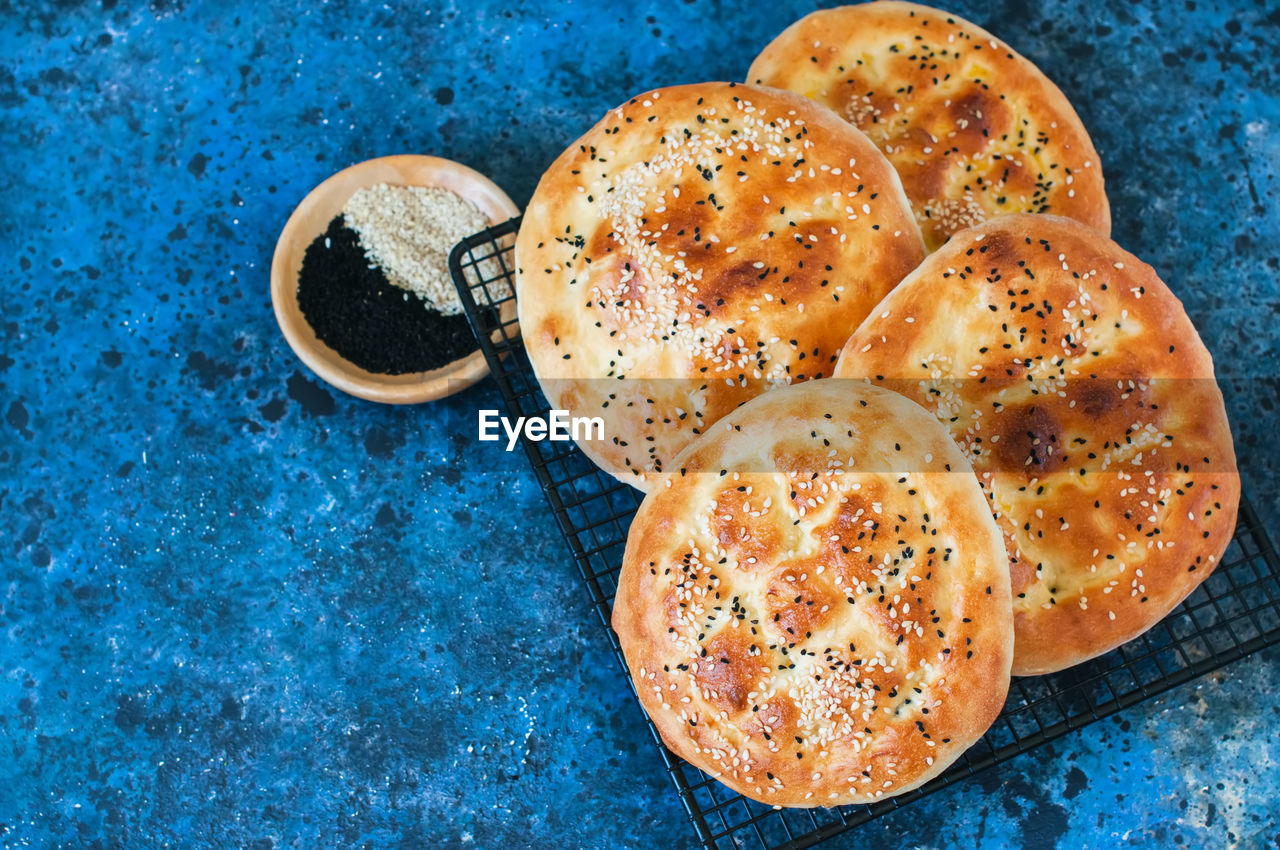 HIGH ANGLE VIEW OF BREAD IN BOWL