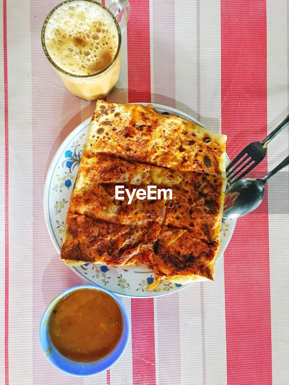 HIGH ANGLE VIEW OF BREAKFAST SERVED IN PLATE ON TABLE