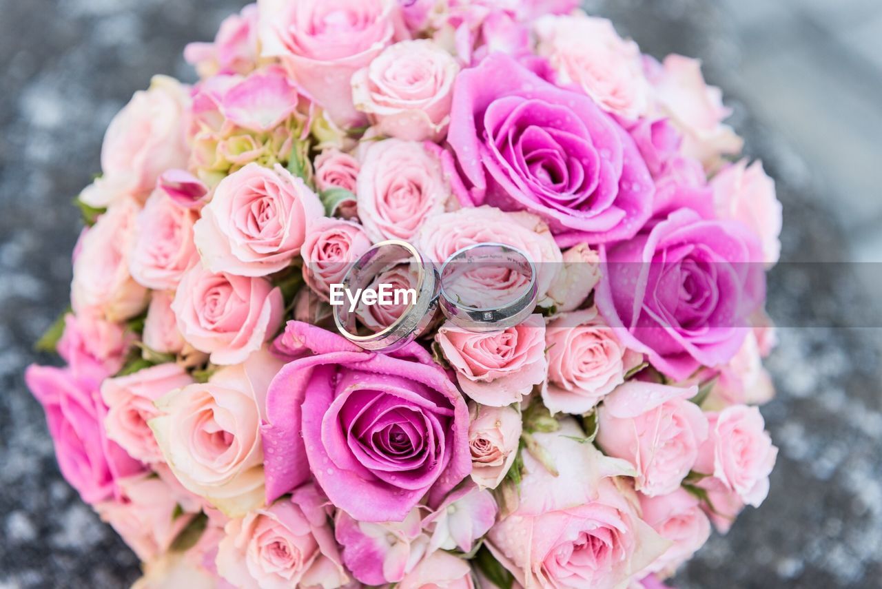 HIGH ANGLE VIEW OF BOUQUET