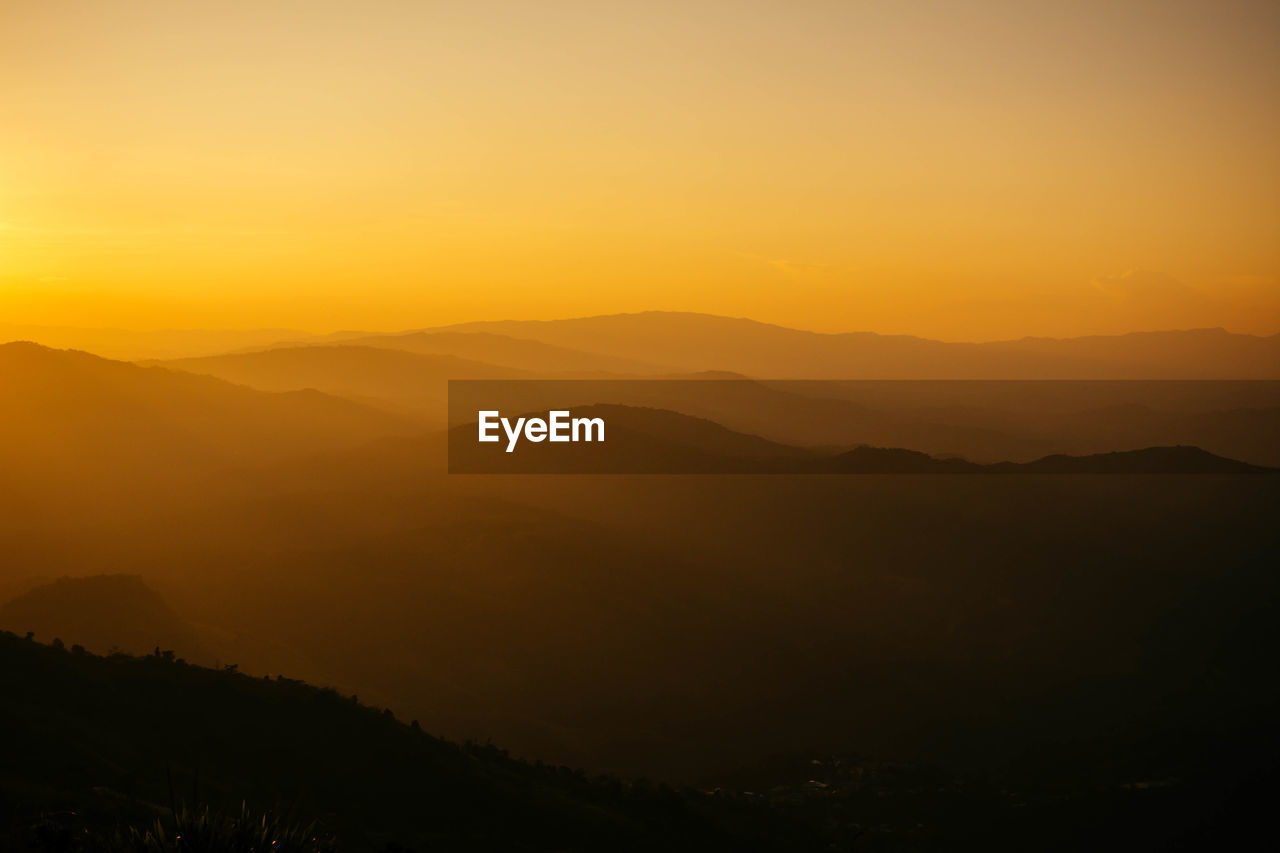 SCENIC VIEW OF SILHOUETTE MOUNTAIN AGAINST SKY DURING SUNSET