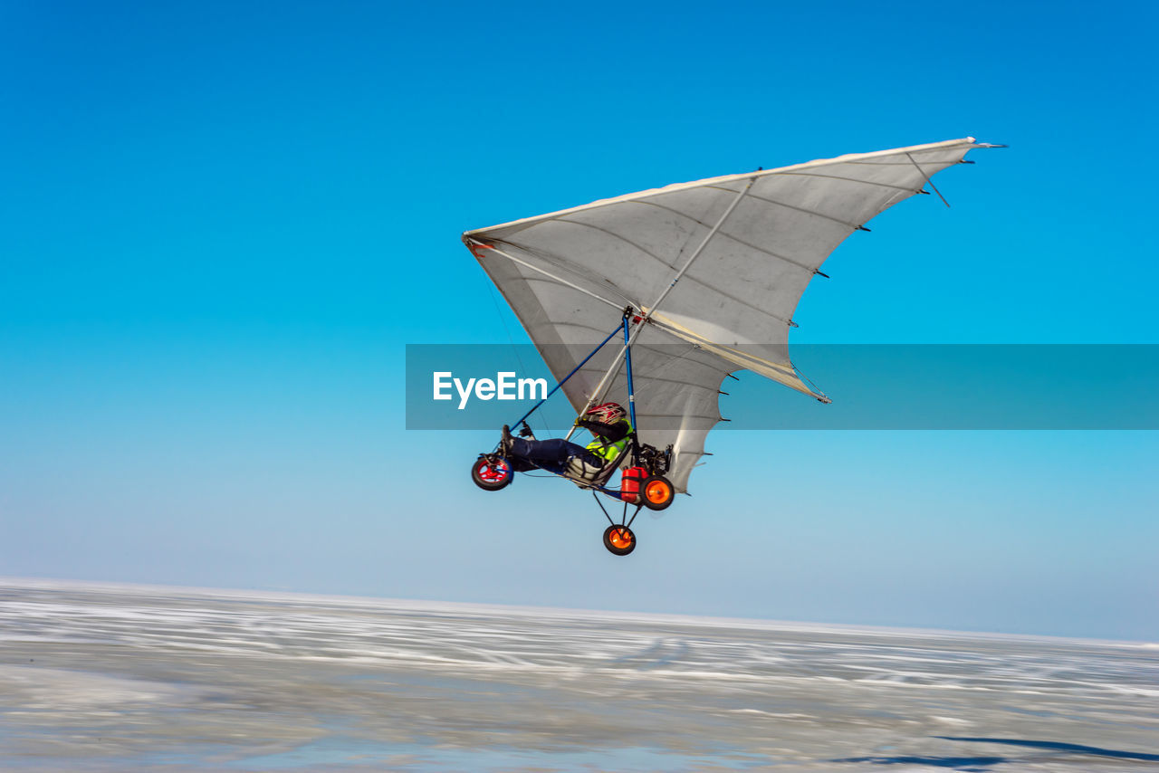 White sport hang glider on an ice field