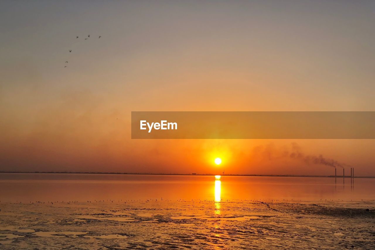 SCENIC VIEW OF SEA AGAINST SKY AT SUNSET