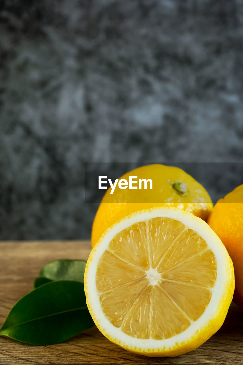 CLOSE-UP OF LEMON SLICE IN PLATE